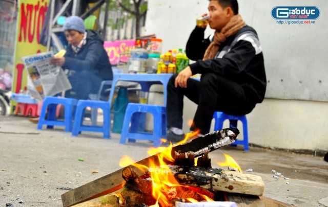 Nhiều quán nước ven đường cũng đốt củi để khách ngồi uống nước được ấm hơn.