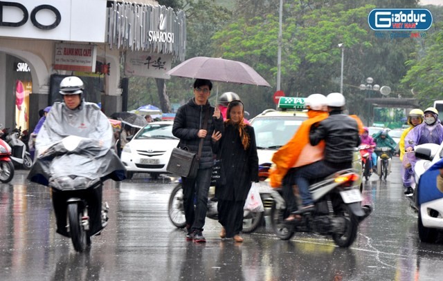 Mưa kèm theo không khí lạnh càng khiến nhiệt độ giảm hơn.