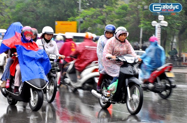 Nhiều người đã trang bị áo khoác, áo đi mưa phần nào đó làm giảm được cái lạnh khi đi trên đường.