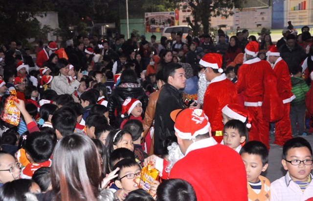 Đến giờ ông già Noel tặng quà rồi...