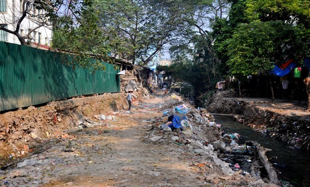 Khu “nhà ổ chuột” nằm trong ngõ nhỏ cạnh số nhà 218 trên đường Đội Cấn đi vào, thuộc quận Ba Đình.