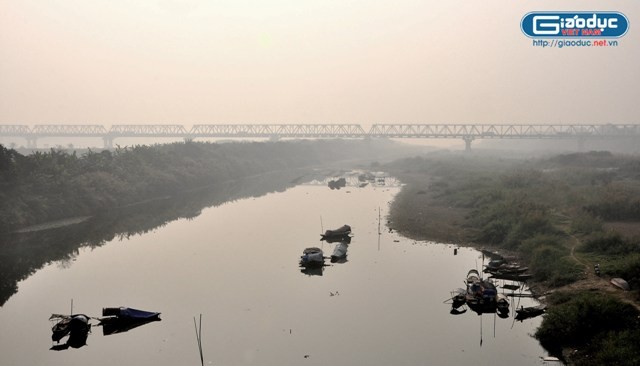 Xóm chài dưới chân cầu Long Biên.