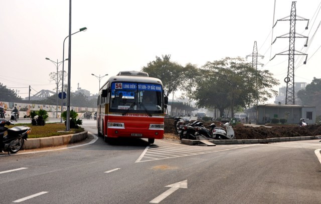 Đoạn từ điểm trung chuyển Long Biên đến nút Hàng Than không có điểm dừng xe buýt. Các tuyến hoạt động gồm 04, 08, 23, 31, 50, 54, 55, 58.