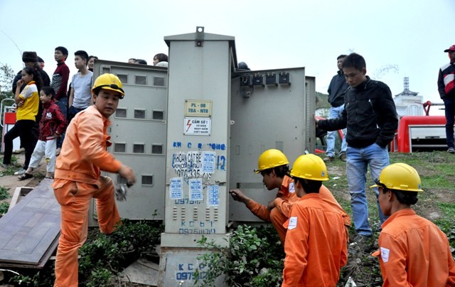 Công nhận điện cũng có mặt để cắt điện tại hiện trường đảm bảo an toàn.