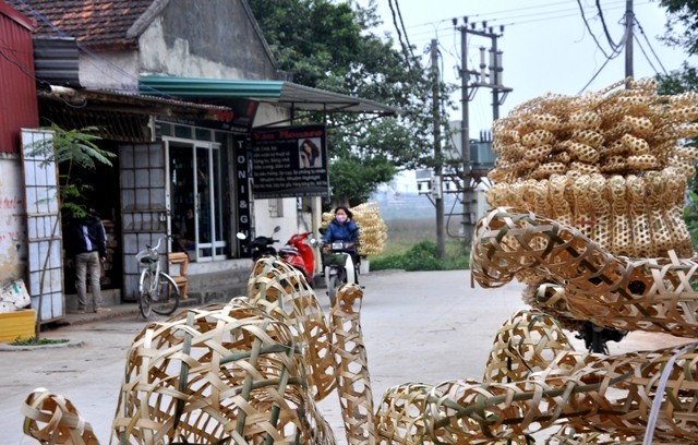 Nghề làm hàng mã của Phố Chợ, thôn Đỗ Xá (Vạn Điểm, Thường Tín) đã có từ lâu đời. Theo phương thức cha truyền con nối, nơi đây vẫn giữ được nét riêng của một làng làm hàng mã lâu đời.