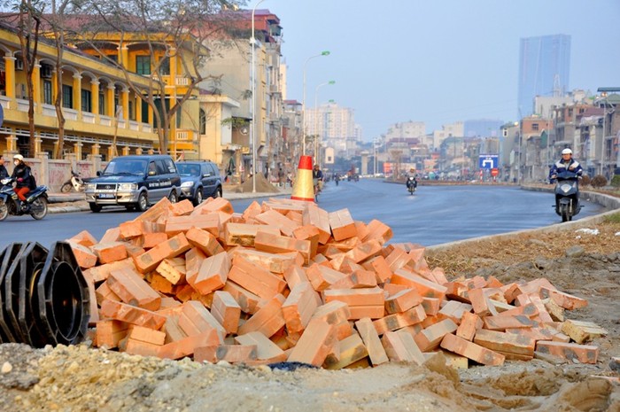 Gạch đá còn ngổn ngang trên dải phân cách giữa đường.