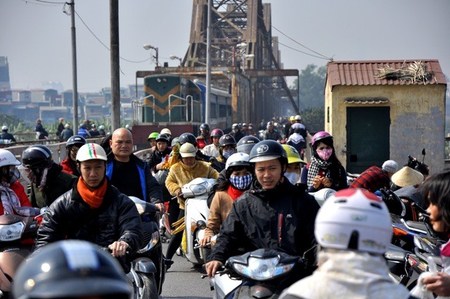 Giao thông nhiều lúc ùn tắc kéo dài trên cầu Long Biên.