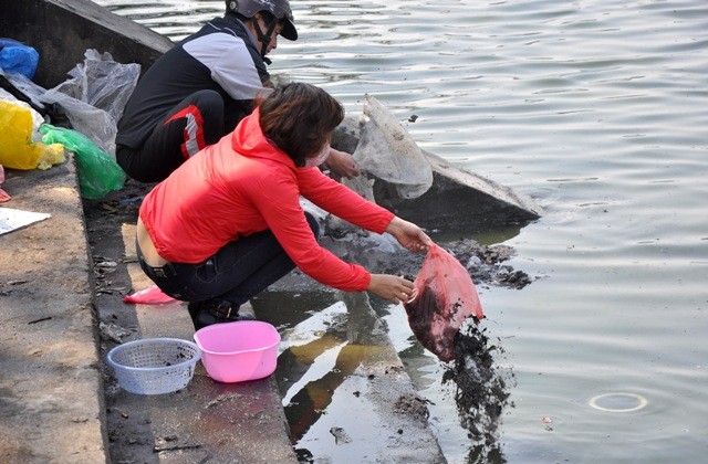 Bên cạnh việc thả cá phóng sinh, chân nhan và bát hương cũng được người dân thả xuống ao hồ trong dịp này.