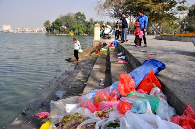 Việc thả cá phóng sinh mang ý nghĩa tốt đẹp nhưng nhiều người dân lại đang biến phong tục đó thành hành động xấu khi thả xong cá lại vứt bừa bãi túi nilon, đồ đựng ngay tại điểm phóng sinh.