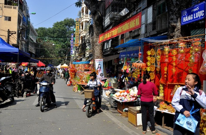 Chợ hoa truyền thống Hàng Lược thuộc phường Hàng Mã, quận Hoàn Kiếm, dài 264 m, nối từ phố Hàng Cót đến phố Chả Cá.