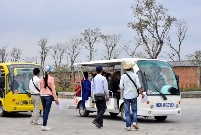 Chưa kịp xuống xe điện nhưng đã có gần chục thợ chụp ảnh lao vào chèo kéo du khách mời chụp hình.