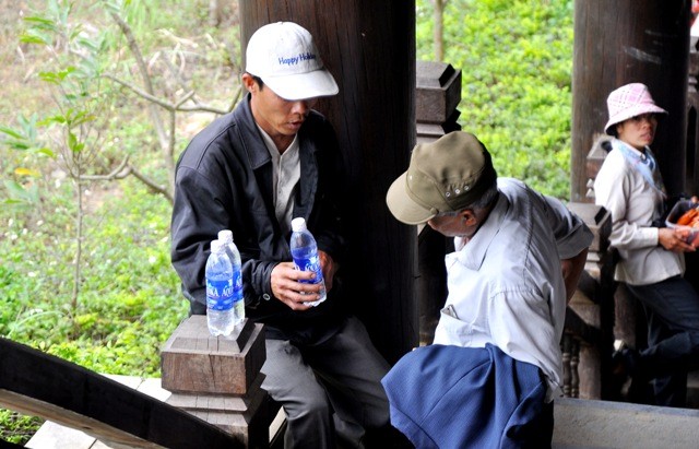 Các “dịch vụ” ăn theo này còn chèo kéo du khách và luôn miệng mời chào dù du khách đã từ chối nhiều lần.