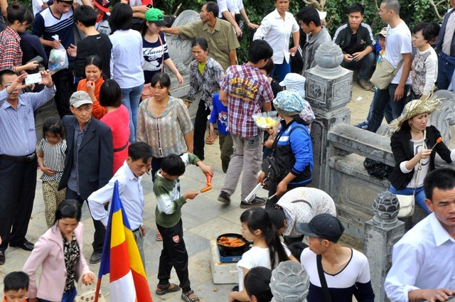 Nhộn nhịp cảnh mời chào đổi tiền, ăn uống… đối với du khách thập phương.