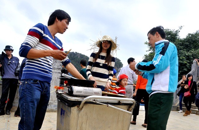 Thùng rác bị chiếm dụng bày bán hàng ăn.