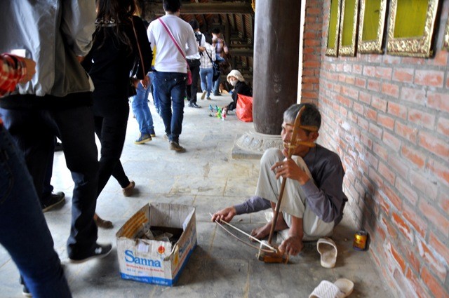 Dù loa phát thanh thông báo cấm ăn xin, bán hàng rong... thường xuyên nhưng tình trạng này vẫn xuất hiện khá phổ biến.