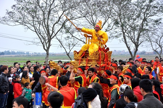 Đoàn rước vua giả có nhiều thành phần. Trong đó, đi đầu đoàn rước là Kiệu Thánh.