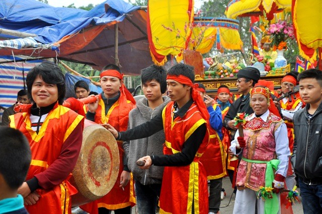 Tiếng trống, tiếng chiêng vang khắp đoạn đường đội rước đi.