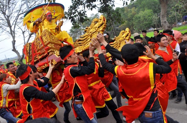 Đội Kiệu Chúa được gần hai chục thanh niên khiêng, cứ lúc lúc lại hô vang rồi chạy dẹp được cho Kiệu Vua đi.