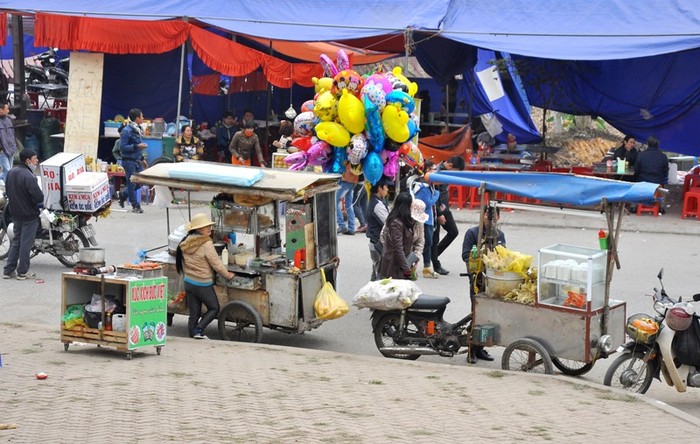 Những chiếc xe hàng rong đang sẵn sàng “chặt chém” du khách.