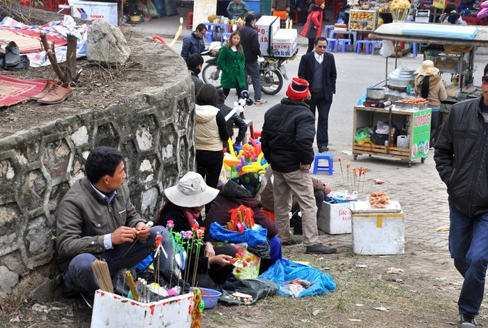 Một số người bán hàng rong dạt về phía chân cổng Hội Lim.