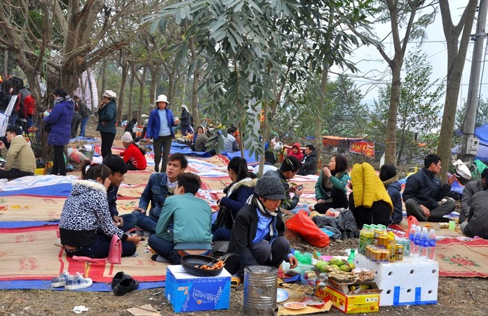 Phía rìa sân Hội Lim hàng loạt các manh chiếu và hàng quán đã được bày bán.