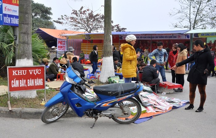 Trên đường Tiên Du, hàng quán bày la liệt tại 2 bên đường vào.