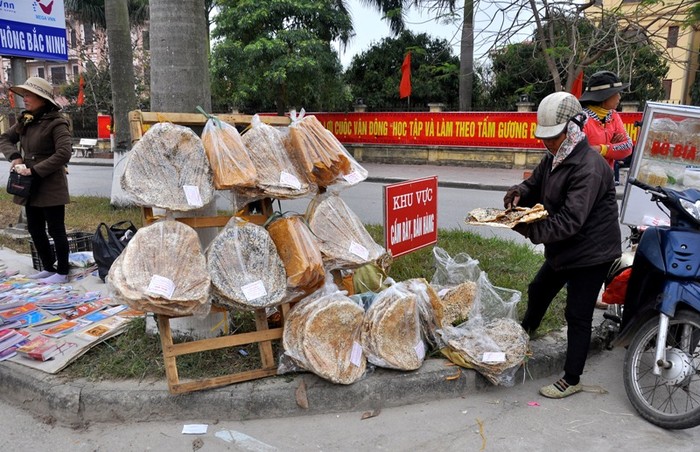 Dù đã có biển cấm bán hàng nhưng một số người vì lợi nhuận vẫn ngang nhiên bán hàng tại khu vực này.