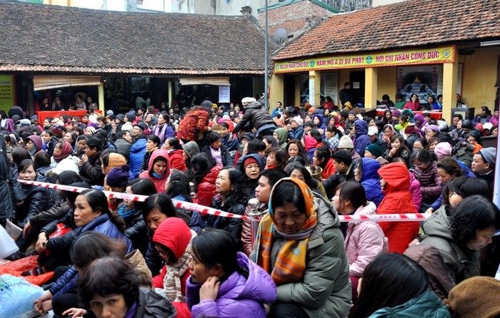 Từ đầu giờ chiều ngày 14 tháng Giêng âm lịch, người người từ khắp mọi nơi đã về chùa Phúc Khánh để ngồi giữ chỗ đợi tới giờ làm lễ.