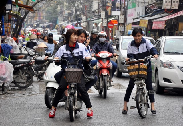 Và những em học sinh cũng vi phạm an toàn giao thông.