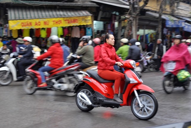 Bất kỳ vào khung giờ nào trong ngày, du khách và người dân ở đây cũng bắt gặp những hình ảnh người đi xe máy không đội mũ bảo hiểm.