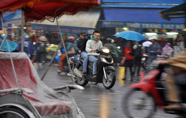 Bên cạnh việc không đội mũ bảo hiểm các đối tượng vi phạm giao thông này còn phóng nhanh gây nguy hiểm những người tham gia giao thông khác.