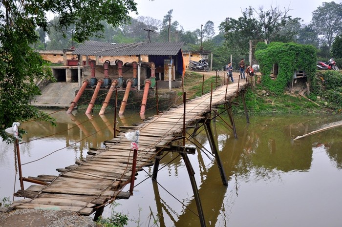 Với vị thế giao thương rất thuận lợi giữa các vùng, cây cầu khỉ Phương Nhị đã tồn tại được hơn 50 năm qua.