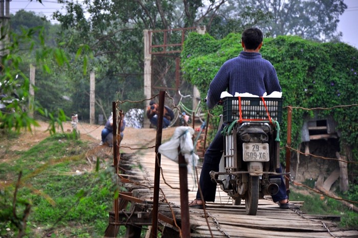 Theo người dân cho biết, UBND TP đã giao cho Sở Giao thông Vận tải làm chủ đầu tư thực hiện dự án xây dựng cầu có tên Hồng Phú, nối liền hai xã Hồng Dương và Phú Túc. Tuy nhiên, đến nay không hiểu vì lý do gì mà cây cầu này vẫn chưa được triển khai xây dựng?