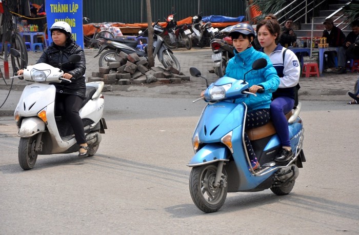 Bên cạnh đó, những bậc phụ huynh đến trường đón các em học sinh cũng cố tình để con em mình không chấp hành luật an toàn giao thông.