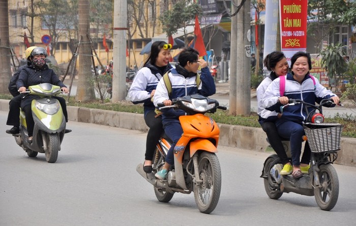 Vui vẻ, hồn nhiên tán chuyện giữa đường mặc dù đang vi phạm giao thông