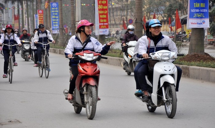 Có đội mũ bảo hiểm nhưng không cài quai đúng quy cách.