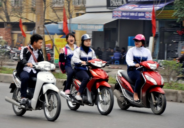 Dàn hàng ngang, không mũa bảo hiểm nghênh ngang trên đường