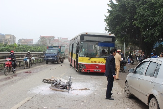 Vụ tai nạn khiến giao thông tại đây gặp nhiều khó khăn.