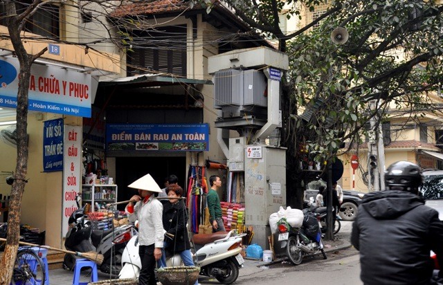 “Cấm sờ! Có điện nguy hiểm chết người” – thông tin cảnh báo nguy hiểm trên trạm biến áp Hàng Bồ. Thế nhưng, nhiều người đâu có để ý, vẫn hàng ngày sinh sống và kinh doanh ở đây.