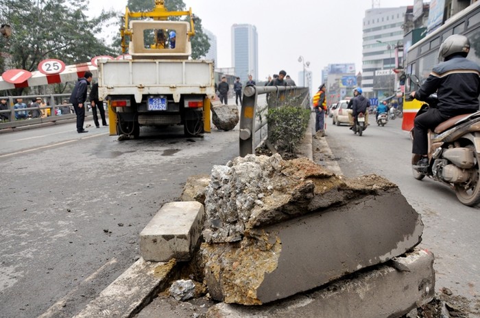 Rào chắn bị nhổ lên theo xe và trơ khối bê tông dưới chân.