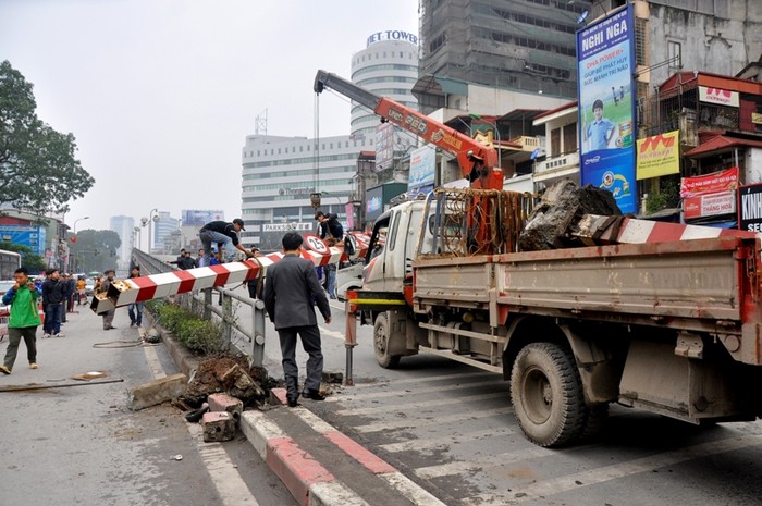 Một xe cứu hộ đã đến để giải quyết hiện trường.