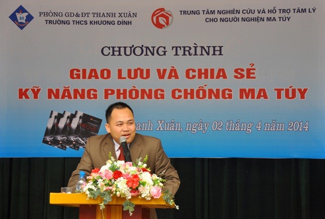 Ông Lê Trung Tuấn giao lưu chia sẻ kỹ năng phòng chống ma túy. Ma túy đã xâm nhập vào nhiều trường học với nhiều cách thức khác nhau, trong đó có hình thức trộn vào thuốc lá, nước uống...