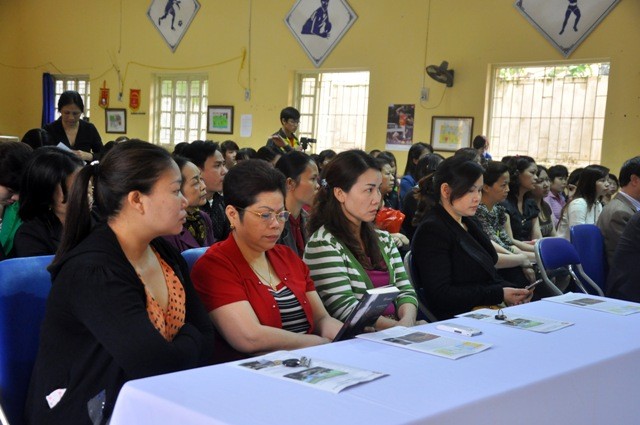 Hàng trăm phụ huynh học sinh được giao lưu, tìm hiểu về cách phát hiện, phòng chống ma túy cho con em mình.