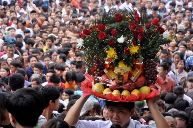 Nhiều người đi dâng hương với lòng thành, nhưng nhiều người cũng còn có cả thêm những mâm cỗ làm lễ dâng lên các vua Hùng.