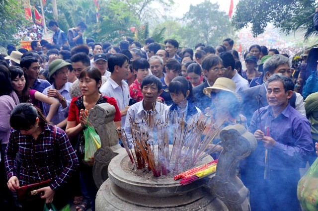 Những nén nhan lòng thành tưởng nhớ tới cội nguồn.