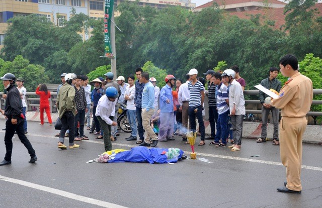 Nam thanh niên điều khiển xe đạp điện đã tử vong tại chỗ, người nhà nạn nhân đã có mặt tại hiện trường.