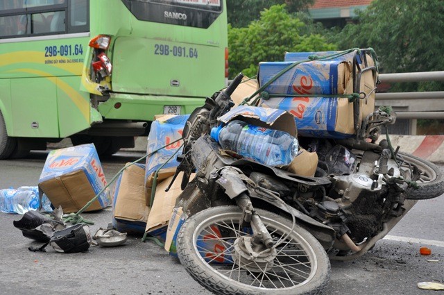 Hiện trường ngổn ngang sau vụ tai nạn nghiêm trọng này.