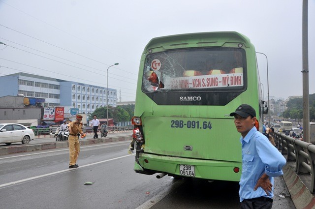 Rất may các hành khách trên cả 2 chiếc xe đều an toàn.