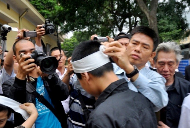 Gia đình nạn nhân Lê Thị Thanh Huyền cũng đã có mặt từ sớm để tham dự phiên tòa.
