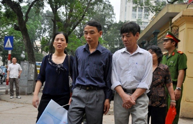 Nét mặt buồn phiền của gia đình nạn nhân trước giờ phiên tòa bắt đầu.